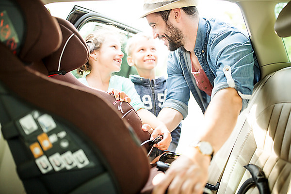 포토 JPG 주간 서양인 외국인 여자 남자 딸 행복 아들 어린이 여행 가족 자동차 가족여행 미소 소녀 소년 상반신 20대 성인 야외 옆모습 10대 세명 소풍 마주보기 화목 가족라이프 아빠 즐거움 체코 차안 카시트 국내포토 자연요소 라이프스타일 감정 유럽 육상교통 뷰포인트 컨셉 의자 관계 모션 청소년 표정 사람 인종 청년 야외활동 파일형식