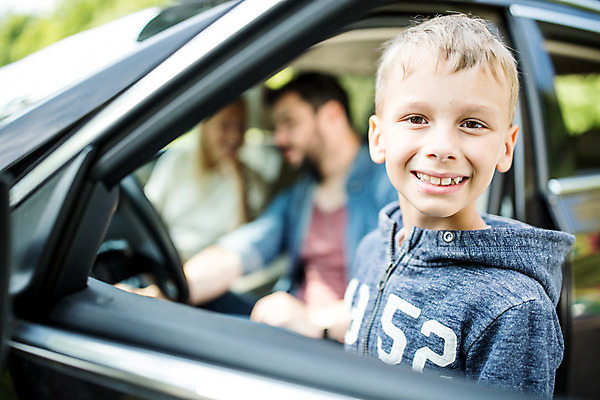 포토 JPG 주간 서양인 외국인 딸 행복 아들 어린이 여행 가족 자동차 엄마 가족여행 미소 소녀 소년 여러명 상반신 20대 성인 야외 옆모습 아웃포커스 10대 30대 소풍 화목 가족라이프 아빠 즐거움 체코 차안 국내포토 자연요소 라이프스타일 여자 남자 감정 유럽 육상교통 뷰포인트 다수 컨셉 관계 청소년 촬영기법 표정 사람 인종 청년 장년 야외활동 파일형식