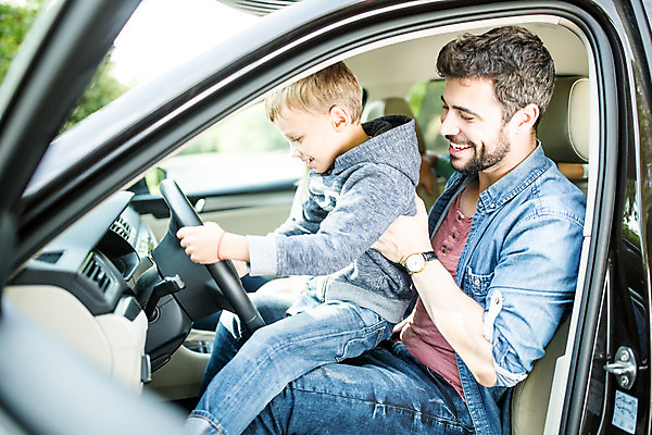 포토 JPG 주간 서양인 외국인 남자 행복 아들 어린이 여행 장난 자동차 놀이 가족여행 미소 앉기 소년 상반신 20대 성인 야외 두명 옆모습 소풍 화목 가족라이프 아빠 즐거움 체코 운전석 부자지간 남자만 국내포토 자연요소 라이프스타일 감정 유럽 육상교통 뷰포인트 컨셉 가족 모션 표정 사람 인종 청년 야외활동 파일형식