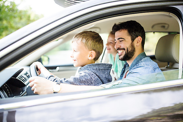 포토 JPG 주간 서양인 외국인 여자 남자 딸 행복 아들 어린이 여행 장난 가족 자동차 가족여행 미소 소녀 소년 20대 성인 야외 10대 세명 소풍 화목 운전 가족라이프 아빠 즐거움 체코 차안 운전석 국내포토 자연요소 라이프스타일 감정 유럽 육상교통 컨셉 관계 모션 청소년 표정 사람 인종 청년 야외활동 파일형식