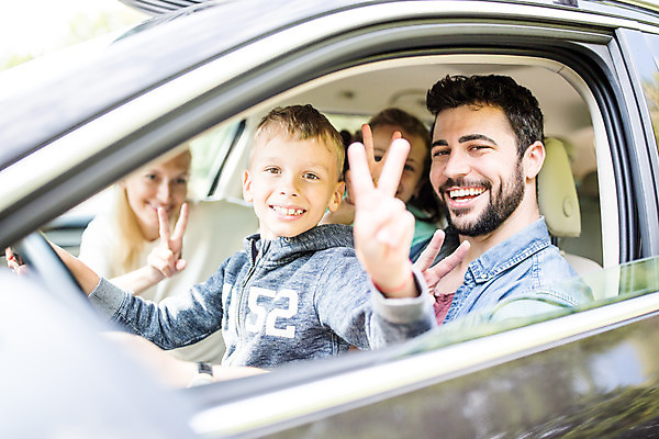 포토 JPG 주간 서양인 외국인 딸 행복 아들 어린이 여행 장난 가족 자동차 엄마 가족여행 미소 앉기 소녀 소년 여러명 상반신 20대 성인 야외 옆모습 10대 30대 소풍 화목 가족라이프 아빠 즐거움 브이 체코 차안 운전석 국내포토 자연요소 라이프스타일 여자 남자 감정 유럽 육상교통 뷰포인트 다수 컨셉 관계 모션 청소년 표정 사람 인종 손짓 청년 장년 야외활동 파일형식