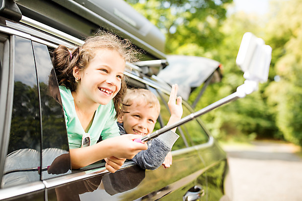 포토 JPG 주간 서양인 외국인 여자 남자 행복 어린이 여행 가족 자동차 가족여행 남매 미소 들기 소녀 소년 상반신 야외 두명 앞모습 10대 스마트폰 소풍 화목 가족라이프 셀프카메라 즐거움 체코 남동생 누나 어린이만 국내포토 자연요소 라이프스타일 감정 유럽 육상교통 뷰포인트 컨셉 관계 모션 청소년 표정 사람 인종 핸드폰 스마트기기 야외활동 사진촬영 동생 파일형식