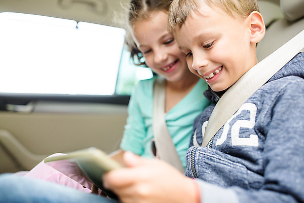 포토 JPG 주간 서양인 외국인 응시 여자 남자 행복 어린이 여행 가족 자동차 가족여행 남매 미소 앉기 소녀 소년 상반신 야외 두명 옆모습 10대 태블릿 소풍 화목 가족라이프 즐거움 체코 차안 안전벨트 남동생 누나 어린이만 국내포토 시청하다 자연요소 라이프스타일 시선 감정 유럽 육상교통 뷰포인트 컨셉 관계 모션 청소년 표정 안전 사람 인종 전자제품 스마트기기 야외활동 동생 파일형식