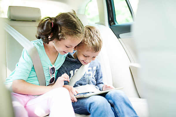포토 JPG 주간 서양인 외국인 응시 여자 남자 행복 어린이 여행 가족 자동차 가족여행 남매 미소 앉기 소녀 소년 상반신 야외 두명 앞모습 10대 태블릿 소풍 화목 가족라이프 즐거움 체코 차안 안전벨트 남동생 누나 어린이만 국내포토 시청하다 자연요소 라이프스타일 시선 감정 유럽 육상교통 뷰포인트 컨셉 관계 모션 청소년 표정 안전 사람 인종 전자제품 스마트기기 야외활동 동생 파일형식