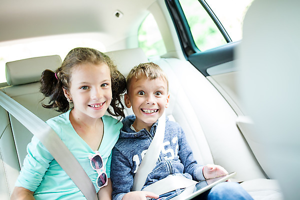 포토 JPG 주간 서양인 외국인 응시 여자 남자 행복 어린이 여행 가족 자동차 가족여행 남매 미소 앉기 소녀 소년 상반신 야외 두명 앞모습 10대 태블릿 소풍 화목 가족라이프 즐거움 체코 차안 안전벨트 남동생 누나 어린이만 국내포토 자연요소 라이프스타일 시선 감정 유럽 육상교통 뷰포인트 컨셉 관계 모션 청소년 표정 안전 사람 인종 전자제품 스마트기기 야외활동 동생 파일형식