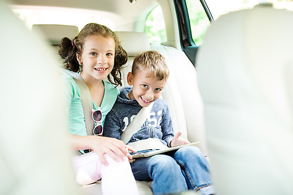 포토 JPG 주간 서양인 외국인 응시 여자 남자 행복 어린이 여행 가족 자동차 가족여행 남매 미소 앉기 소녀 소년 상반신 야외 두명 앞모습 10대 태블릿 소풍 화목 가족라이프 즐거움 체코 차안 안전벨트 남동생 누나 어린이만 국내포토 시청하다 자연요소 라이프스타일 시선 감정 유럽 육상교통 뷰포인트 컨셉 관계 모션 청소년 표정 안전 사람 인종 전자제품 스마트기기 야외활동 동생 파일형식