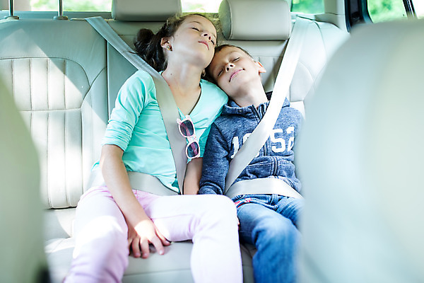 포토 JPG 주간 서양인 외국인 여자 남자 행복 어린이 여행 가족 자동차 가족여행 피곤 남매 앉기 소녀 소년 상반신 야외 두명 앞모습 10대 소풍 기댐 화목 잠 가족라이프 즐거움 체코 안전벨트 남동생 누나 어린이만 국내포토 자연요소 라이프스타일 감정 유럽 육상교통 뷰포인트 컨셉 관계 모션 청소년 안전 사람 인종 야외활동 동생 파일형식