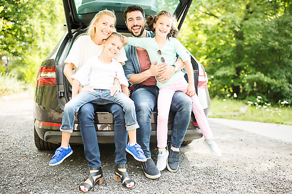 포토 JPG 주간 전신 서양인 외국인 딸 행복 아들 어린이 여행 가족 자동차 엄마 가족여행 미소 앉기 소녀 소년 여러명 20대 성인 야외 앞모습 10대 30대 소풍 화목 가족라이프 아빠 즐거움 체코 자동차트렁크 국내포토 자연요소 라이프스타일 여자 남자 감정 유럽 육상교통 뷰포인트 다수 컨셉 관계 모션 청소년 표정 사람 인종 청년 장년 야외활동 파일형식