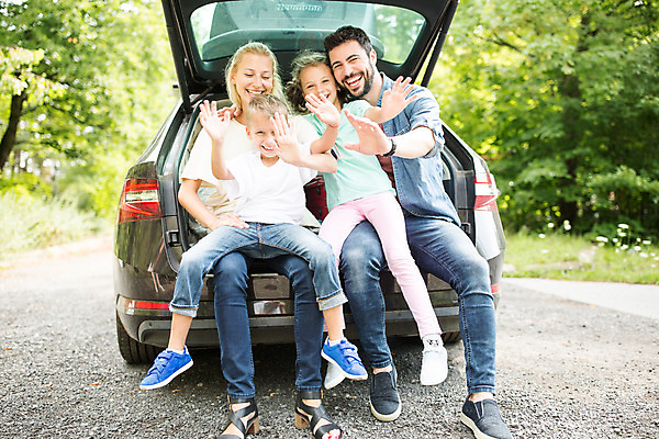 포토 JPG 주간 전신 서양인 외국인 딸 행복 아들 어린이 여행 가족 자동차 엄마 가족여행 미소 앉기 소녀 소년 여러명 20대 성인 야외 앞모습 10대 30대 소풍 화목 가족라이프 아빠 즐거움 손인사 체코 자동차트렁크 국내포토 자연요소 라이프스타일 여자 남자 감정 유럽 육상교통 뷰포인트 다수 컨셉 관계 모션 청소년 표정 사람 인종 청년 장년 야외활동 인사 파일형식