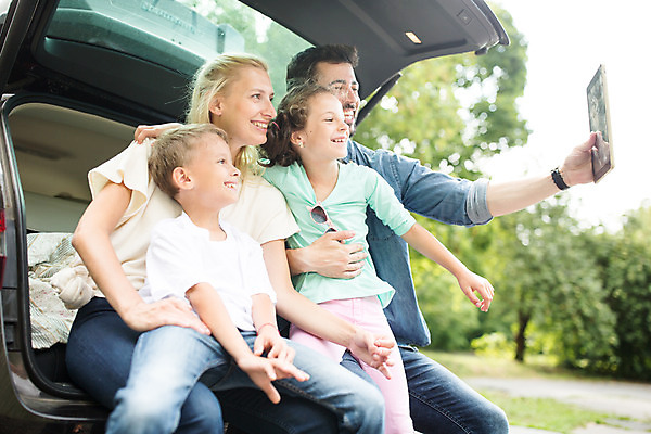 포토 JPG 주간 서양인 외국인 응시 딸 행복 아들 어린이 여행 가족 자동차 엄마 가족여행 미소 들기 앉기 소녀 소년 여러명 상반신 20대 성인 야외 옆모습 10대 30대 태블릿 소풍 화목 가족라이프 아빠 셀프카메라 즐거움 체코 자동차트렁크 국내포토 자연요소 라이프스타일 시선 여자 남자 감정 유럽 육상교통 뷰포인트 다수 컨셉 관계 모션 청소년 표정 사람 인종 청년 장년 전자제품 스마트기기 야외활동 사진촬영 파일형식