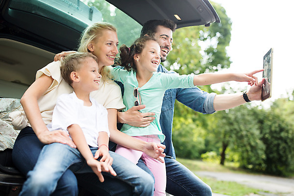 포토 JPG 주간 서양인 외국인 응시 딸 행복 아들 어린이 여행 가족 자동차 엄마 가족여행 미소 들기 앉기 소녀 소년 여러명 상반신 20대 성인 야외 옆모습 10대 30대 태블릿 소풍 화목 터치 가족라이프 아빠 셀프카메라 즐거움 체코 자동차트렁크 단체사진 국내포토 자연요소 라이프스타일 시선 여자 남자 감정 유럽 육상교통 뷰포인트 다수 컨셉 관계 모션 청소년 표정 사람 인종 청년 장년 전자제품 스마트기기 야외활동 사진촬영 기념사진 파일형식