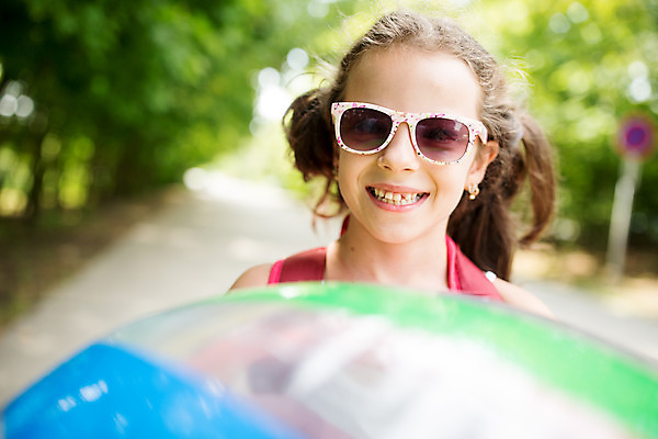 포토 JPG 주간 서양인 외국인 여자 딸 행복 어린이 여행 가족여행 한명 미소 소녀 상반신 야외 앞모습 아웃포커스 10대 선글라스 소풍 화목 가족라이프 비치볼 즐거움 체코 소녀한명만 국내포토 자연요소 1 라이프스타일 감정 유럽 안경 뷰포인트 컨셉 공 가족 청소년 바캉스용품 촬영기법 표정 사람 인종 야외활동 여자한명만 소녀만 파일형식