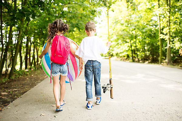 포토 JPG 주간 전신 서양인 외국인 여자 남자 행복 어린이 여행 가방 가족 낚시 가족여행 남매 소녀 소년 야외 두명 뒷모습 10대 소풍 걷기 화목 가족라이프 뒤돌아보기 비치볼 즐거움 체코 남동생 누나 어린이만 국내포토 자연요소 라이프스타일 잡화 감정 유럽 뷰포인트 컨셉 공 관계 모션 청소년 레저 바캉스용품 사람 인종 야외활동 동생 파일형식