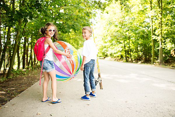 포토 JPG 주간 전신 서양인 외국인 여자 남자 행복 어린이 여행 가족 가족여행 남매 미소 소녀 소년 야외 두명 뒷모습 10대 선글라스 소풍 걷기 화목 가족라이프 뒤돌아보기 낚싯대 비치볼 즐거움 체코 남동생 누나 어린이만 국내포토 자연요소 라이프스타일 감정 유럽 안경 뷰포인트 컨셉 공 관계 모션 청소년 바캉스용품 표정 사람 인종 야외활동 낚시용품 동생 파일형식