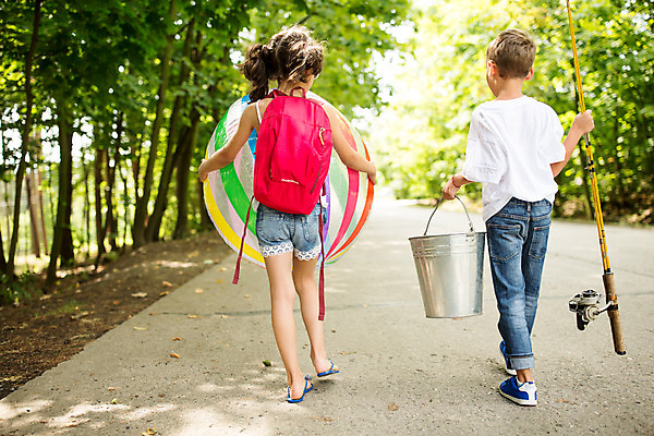 포토 JPG 주간 전신 서양인 외국인 여자 남자 행복 어린이 여행 가족 가족여행 남매 소녀 소년 야외 두명 뒷모습 10대 소풍 걷기 화목 가족라이프 뒤돌아보기 낚싯대 비치볼 양동이 즐거움 체코 남동생 누나 어린이만 국내포토 자연요소 라이프스타일 감정 유럽 뷰포인트 컨셉 공 관계 모션 청소년 바캉스용품 사람 인종 야외활동 낚시용품 동생 파일형식