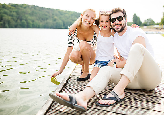 포토 JPG 주간 전신 서양인 외국인 여자 남자 딸 행복 어린이 여행 가족 엄마 가족여행 미소 사람 앉기 소녀 20대 성인 야외 앞모습 10대 세명 30대 강 부모 선글라스 화목 자녀 가족라이프 아빠 즐거움 체코 국내포토 자연요소 라이프스타일 감정 유럽 안경 뷰포인트 컨셉 관계 모션 청소년 표정 인종 청년 장년 파일형식