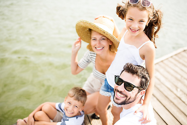 포토 JPG 주간 전신 서양인 외국인 모자 여자 남자 딸 행복 아들 어린이 여행 가족 엄마 가족여행 서기 미소 사람 앉기 소녀 소년 여러명 20대 성인 야외 옆모습 10대 30대 강 부모 하이앵글 선글라스 화목 자녀 가족라이프 아빠 즐거움 체코 국내포토 자연요소 라이프스타일 잡화 감정 유럽 안경 뷰포인트 다수 컨셉 관계 모션 청소년 표정 인종 청년 장년 파일형식