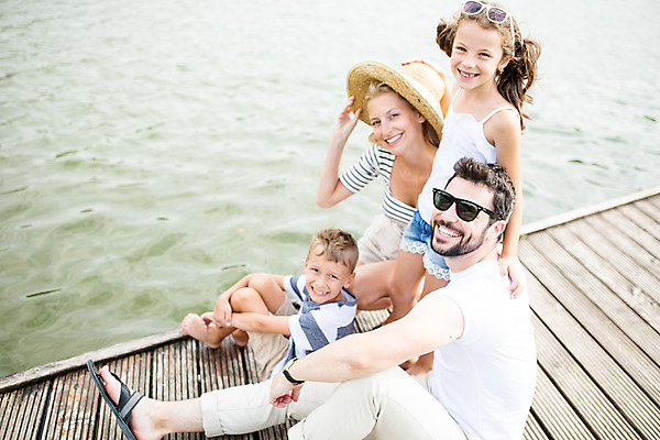 포토 JPG 주간 전신 서양인 외국인 모자 여자 남자 딸 행복 아들 어린이 여행 가족 엄마 가족여행 서기 미소 사람 앉기 소녀 소년 여러명 상반신 20대 성인 야외 옆모습 10대 30대 강 부모 선글라스 화목 자녀 가족라이프 아빠 즐거움 체코 국내포토 자연요소 라이프스타일 잡화 감정 유럽 안경 뷰포인트 다수 컨셉 관계 모션 청소년 표정 인종 청년 장년 파일형식