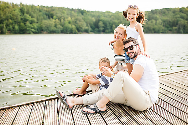 포토 JPG 주간 전신 서양인 외국인 모자 여자 남자 딸 행복 아들 어린이 여행 가족 엄마 가족여행 서기 미소 사람 앉기 소녀 소년 여러명 20대 성인 야외 옆모습 10대 30대 강 부모 선글라스 화목 자녀 가족라이프 아빠 즐거움 체코 국내포토 자연요소 라이프스타일 잡화 감정 유럽 안경 뷰포인트 다수 컨셉 관계 모션 청소년 표정 인종 청년 장년 파일형식