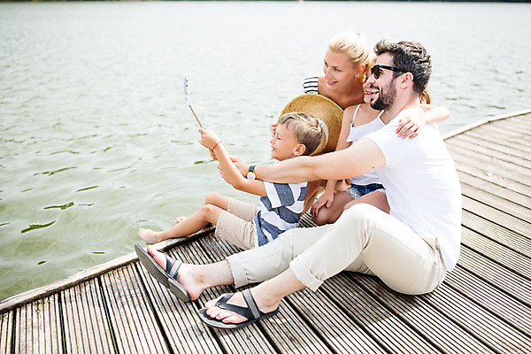 포토 JPG 주간 전신 서양인 외국인 모자 여자 남자 딸 행복 아들 어린이 여행 가족 엄마 가족여행 미소 사람 앉기 소녀 소년 여러명 20대 성인 야외 옆모습 10대 30대 강 부모 선글라스 화목 자녀 가족라이프 아빠 셀프카메라 즐거움 체코 셀카봉 단체사진 국내포토 자연요소 라이프스타일 잡화 감정 유럽 안경 뷰포인트 다수 컨셉 관계 모션 청소년 표정 인종 청년 장년 사진촬영 기념사진 파일형식