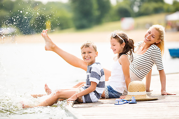 포토 JPG 주간 전신 서양인 외국인 여자 남자 딸 아들 어린이 여행 가족 물놀이 물장구 엄마 가족여행 미소 사람 앉기 소녀 소년 성인 야외 옆모습 10대 세명 물 30대 강 선글라스 기댐 화목 자녀 가족라이프 즐거움 체코 국내포토 자연요소 라이프스타일 감정 유럽 안경 뷰포인트 컨셉 관계 모션 청소년 놀이 표정 인종 장년 파일형식