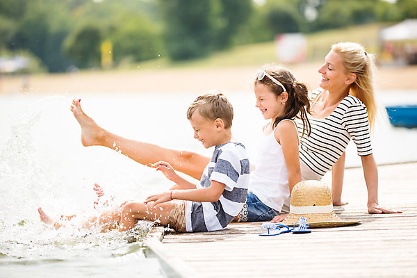 포토 JPG 주간 전신 서양인 외국인 여자 남자 딸 아들 어린이 여행 가족 물놀이 물장구 엄마 가족여행 미소 사람 앉기 소녀 소년 성인 야외 옆모습 10대 세명 물 30대 강 선글라스 기댐 화목 자녀 가족라이프 즐거움 체코 국내포토 자연요소 라이프스타일 감정 유럽 안경 뷰포인트 컨셉 관계 모션 청소년 놀이 표정 인종 장년 파일형식