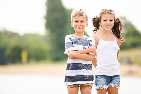 포토 JPG 주간 서양인 외국인 여자 남자 딸 아들 어린이 여행 가족 가족여행 남매 서기 미소 사람 소녀 소년 상반신 야외 두명 앞모습 10대 강 팔짱 화목 가족라이프 즐거움 뒷짐 체코 어린이만 국내포토 자연요소 라이프스타일 감정 유럽 뷰포인트 컨셉 관계 모션 청소년 표정 인종 파일형식