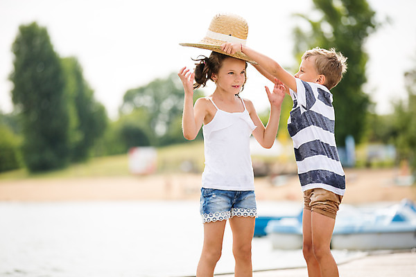 포토 JPG 주간 서양인 외국인 모자 여자 남자 딸 아들 어린이 여행 가족 가족여행 남매 서기 미소 들기 사람 소녀 소년 상반신 야외 두명 앞모습 옆모습 10대 강 손들기 화목 가족라이프 쓰는 즐거움 체코 어린이만 국내포토 자연요소 라이프스타일 잡화 감정 유럽 뷰포인트 컨셉 관계 모션 청소년 표정 인종 파일형식