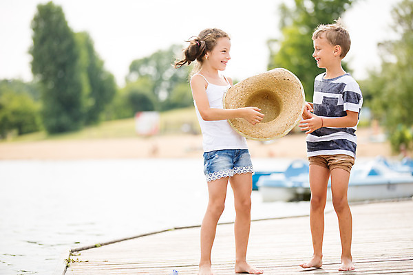 포토 JPG 주간 전신 서양인 외국인 모자 여자 남자 딸 아들 어린이 여행 가족 가족여행 남매 서기 미소 들기 사람 소녀 소년 야외 두명 앞모습 10대 강 화목 가족라이프 즐거움 체코 어린이만 국내포토 자연요소 라이프스타일 잡화 감정 유럽 뷰포인트 컨셉 관계 모션 청소년 표정 인종 파일형식