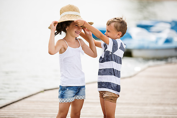 포토 JPG 주간 서양인 외국인 모자 여자 남자 딸 아들 어린이 여행 가족 가족여행 남매 서기 미소 들기 사람 소녀 소년 야외 두명 앞모습 옆모습 10대 강 화목 잡기 가족라이프 쓰는 즐거움 체코 어린이만 국내포토 자연요소 라이프스타일 잡화 감정 유럽 뷰포인트 컨셉 관계 모션 청소년 표정 인종 파일형식