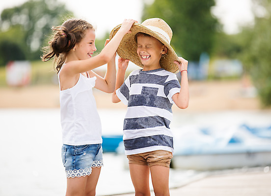 포토 JPG 주간 서양인 외국인 모자 여자 남자 딸 아들 어린이 여행 가족 가족여행 남매 서기 미소 들기 사람 소녀 소년 상반신 야외 두명 앞모습 옆모습 10대 강 화목 잡기 가족라이프 찡그림 즐거움 체코 어린이만 국내포토 자연요소 라이프스타일 잡화 감정 유럽 뷰포인트 컨셉 관계 모션 청소년 표정 인종 파일형식