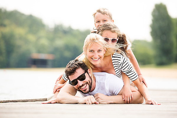 포토 JPG 주간 서양인 외국인 여자 남자 딸 행복 아들 어린이 엎드리기 여행 가족 엄마 가족여행 미소 사람 소녀 소년 여러명 상반신 20대 성인 야외 앞모습 10대 30대 강 부모 선글라스 화목 자녀 가족라이프 아빠 즐거움 체코 겹침 국내포토 자연요소 라이프스타일 감정 유럽 안경 뷰포인트 다수 컨셉 관계 모션 청소년 표정 인종 청년 장년 파일형식