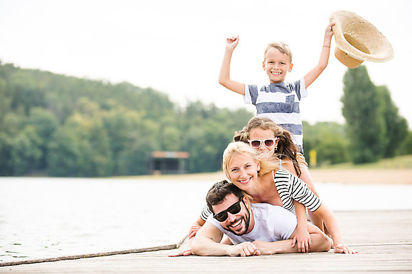 포토 JPG 주간 서양인 외국인 모자 여자 남자 딸 행복 아들 어린이 엎드리기 여행 가족 엄마 가족여행 미소 사람 앉기 소녀 소년 여러명 상반신 20대 성인 야외 앞모습 10대 30대 강 부모 선글라스 손들기 화목 만세 자녀 가족라이프 아빠 즐거움 체코 겹침 국내포토 자연요소 라이프스타일 잡화 감정 유럽 안경 뷰포인트 다수 컨셉 관계 모션 청소년 표정 인종 청년 장년 파일형식