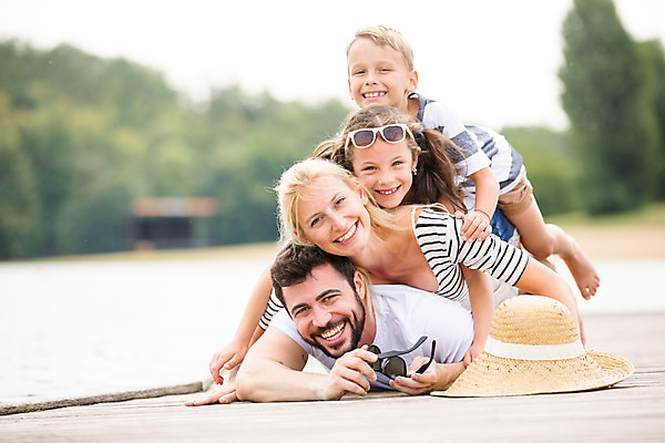 포토 JPG 주간 전신 서양인 외국인 여자 남자 딸 행복 아들 어린이 엎드리기 여행 가족 엄마 가족여행 미소 사람 소녀 소년 여러명 상반신 20대 성인 야외 앞모습 10대 30대 강 부모 선글라스 화목 자녀 가족라이프 아빠 즐거움 체코 겹침 국내포토 자연요소 라이프스타일 감정 유럽 안경 뷰포인트 다수 컨셉 관계 모션 청소년 표정 인종 청년 장년 파일형식