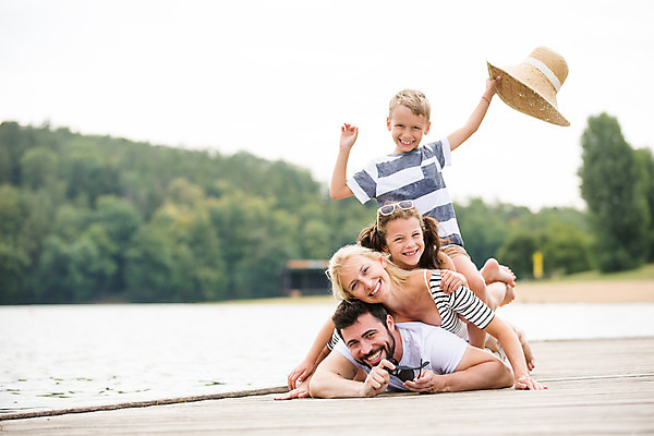 포토 JPG 주간 서양인 외국인 모자 여자 남자 딸 행복 아들 어린이 엎드리기 여행 가족 엄마 가족여행 미소 사람 앉기 소녀 소년 여러명 상반신 성인 야외 앞모습 강 부모 선글라스 손들기 화목 만세 자녀 가족라이프 아빠 즐거움 체코 겹침 국내포토 자연요소 라이프스타일 잡화 감정 유럽 안경 뷰포인트 다수 컨셉 관계 모션 표정 인종 파일형식