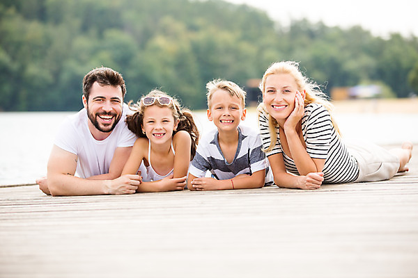 포토 JPG 주간 전신 서양인 외국인 여자 남자 딸 행복 아들 어린이 엎드리기 여행 가족 엄마 가족여행 미소 사람 소녀 소년 여러명 상반신 20대 성인 야외 앞모습 10대 30대 강 부모 선글라스 턱괴기 화목 자녀 가족라이프 아빠 즐거움 체코 국내포토 자연요소 라이프스타일 감정 유럽 안경 뷰포인트 다수 컨셉 관계 모션 청소년 표정 인종 청년 장년 파일형식