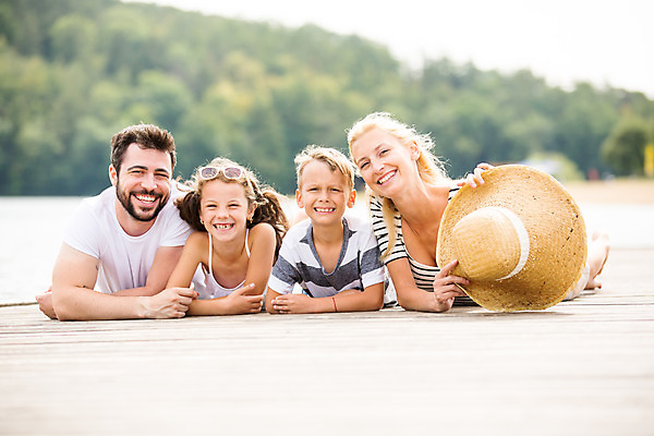 포토 JPG 주간 전신 서양인 외국인 모자 여자 남자 딸 행복 아들 어린이 엎드리기 여행 가족 엄마 가족여행 미소 사람 소녀 소년 여러명 상반신 20대 성인 야외 앞모습 10대 30대 강 부모 선글라스 화목 자녀 가족라이프 아빠 즐거움 체코 국내포토 자연요소 라이프스타일 잡화 감정 유럽 안경 뷰포인트 다수 컨셉 관계 모션 청소년 표정 인종 청년 장년 파일형식