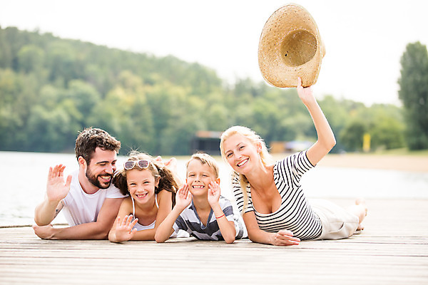포토 JPG 주간 전신 서양인 외국인 모자 여자 남자 딸 행복 아들 어린이 엎드리기 여행 가족 엄마 가족여행 미소 사람 소녀 소년 여러명 상반신 20대 성인 야외 앞모습 10대 30대 강 선글라스 손들기 화목 가족라이프 아빠 즐거움 손인사 체코 겹침 손뻗기 국내포토 자연요소 라이프스타일 잡화 감정 유럽 안경 뷰포인트 다수 컨셉 관계 모션 청소년 표정 인종 청년 장년 인사 파일형식