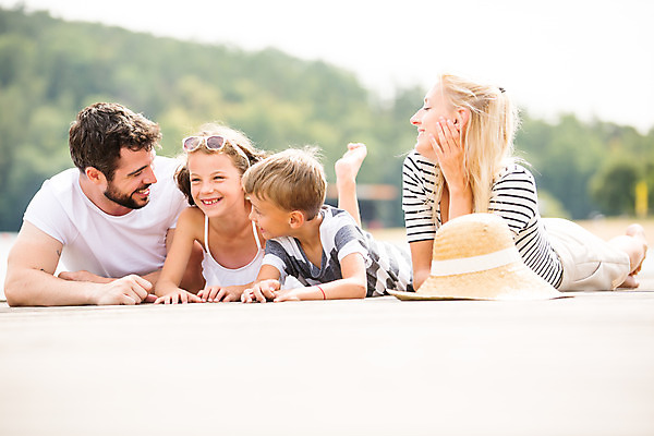 포토 JPG 주간 전신 서양인 외국인 모자 여자 남자 딸 행복 아들 어린이 엎드리기 여행 가족 엄마 가족여행 미소 사람 소녀 소년 여러명 상반신 20대 성인 야외 앞모습 10대 30대 강 부모 선글라스 턱괴기 화목 자녀 가족라이프 아빠 즐거움 체코 다리들기 국내포토 자연요소 라이프스타일 잡화 감정 유럽 안경 뷰포인트 다수 컨셉 관계 모션 청소년 표정 인종 청년 장년 파일형식