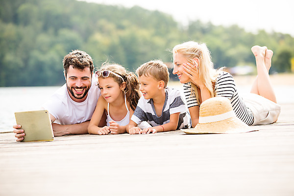 포토 JPG 주간 전신 서양인 외국인 모자 응시 여자 남자 딸 행복 아들 어린이 엎드리기 여행 가족 엄마 가족여행 미소 사람 소녀 소년 여러명 상반신 20대 성인 야외 앞모습 10대 30대 강 태블릿 선글라스 턱괴기 화목 가족라이프 아빠 셀프카메라 즐거움 체코 겹침 다리들기 국내포토 자연요소 라이프스타일 시선 잡화 감정 유럽 안경 뷰포인트 다수 컨셉 관계 모션 청소년 표정 인종 청년 장년 전자제품 스마트기기 사진촬영 파일형식