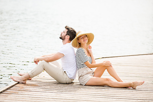 포토 JPG 주간 전신 서양인 외국인 모자 부부 여자 남자 행복 여유 여행 데이트 가족 엄마 남편 휴식 가족여행 미소 사람 앉기 20대 성인 야외 두명 옆모습 30대 강 부모 눈감음 기댐 화목 등맞대기 아내 가족라이프 아빠 편안함 즐거움 체코 다리펴기 성인만 국내포토 자연요소 라이프스타일 커플 잡화 감정 유럽 뷰포인트 컨셉 관계 모션 표정 인종 청년 장년 감각 파일형식