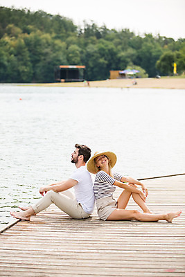 포토 JPG 주간 전신 서양인 외국인 모자 부부 여자 남자 행복 여유 여행 데이트 가족 엄마 남편 휴식 가족여행 미소 사람 앉기 20대 성인 야외 두명 옆모습 30대 강 부모 눈감음 기댐 화목 등맞대기 아내 가족라이프 아빠 편안함 즐거움 체코 다리펴기 성인만 국내포토 자연요소 라이프스타일 커플 잡화 감정 유럽 뷰포인트 컨셉 관계 모션 표정 인종 청년 장년 감각 파일형식