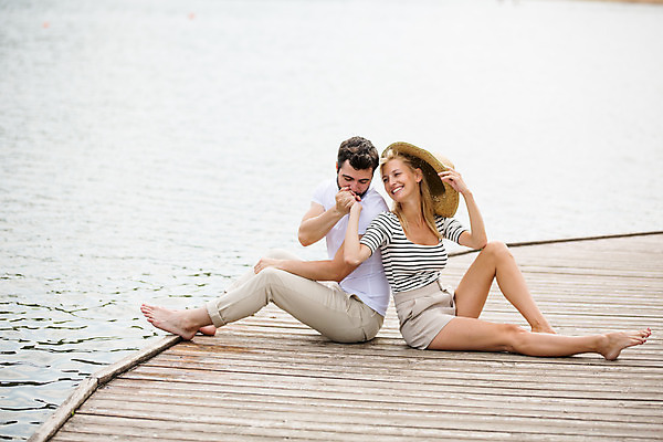 포토 JPG 주간 전신 서양인 외국인 모자 손 부부 여자 남자 행복 여유 여행 가족 엄마 남편 휴식 가족여행 키스 미소 사람 앉기 20대 야외 두명 옆모습 30대 강 손잡기 기댐 화목 등맞대기 잡기 아내 가족라이프 아빠 편안함 즐거움 체코 다리펴기 성인만 국내포토 자연요소 라이프스타일 커플 잡화 감정 유럽 뷰포인트 컨셉 관계 모션 표정 인종 청년 신체부위 장년 감각 애정표현 파일형식