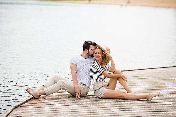 포토 JPG 주간 전신 서양인 외국인 모자 부부 여자 남자 행복 여유 여행 가족 엄마 남편 휴식 가족여행 키스 미소 사람 앉기 20대 성인 야외 두명 옆모습 30대 강 기댐 화목 등맞대기 잡기 아내 가족라이프 볼 아빠 편안함 즐거움 체코 다리펴기 성인만 국내포토 자연요소 라이프스타일 커플 잡화 감정 유럽 뷰포인트 컨셉 관계 모션 표정 인종 청년 신체부위 장년 감각 애정표현 파일형식