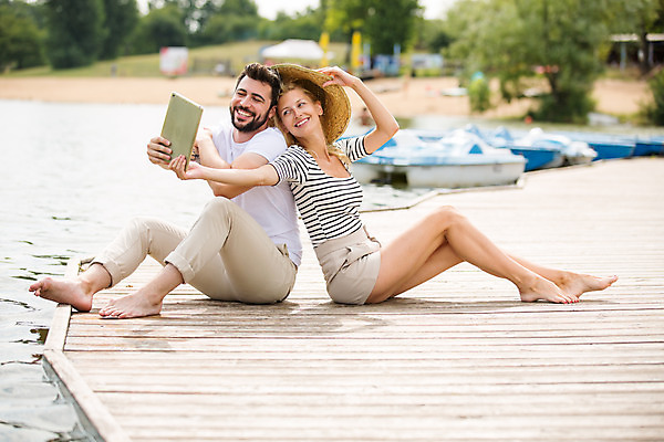 포토 JPG 주간 전신 서양인 외국인 모자 부부 여자 남자 행복 여유 여행 가족 엄마 남편 휴식 가족여행 미소 사람 앉기 20대 성인 야외 두명 옆모습 30대 강 태블릿 기댐 화목 등맞대기 잡기 아내 가족라이프 아빠 편안함 셀프카메라 즐거움 체코 성인만 국내포토 자연요소 라이프스타일 커플 잡화 감정 유럽 뷰포인트 컨셉 관계 모션 표정 인종 청년 장년 전자제품 스마트기기 사진촬영 감각 파일형식