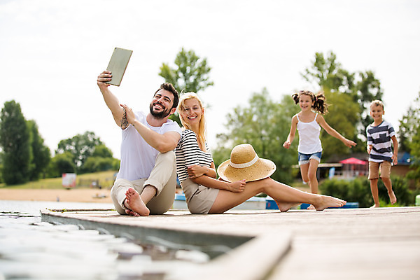 포토 JPG 주간 전신 서양인 외국인 모자 여자 남자 딸 행복 아들 어린이 여행 가족 엄마 가족여행 서기 미소 사람 앉기 소녀 소년 여러명 20대 성인 야외 앞모습 옆모습 10대 30대 부모 태블릿 선글라스 달리기 걷기 화목 자녀 가족라이프 아빠 셀프카메라 즐거움 체코 단체사진 국내포토 자연요소 라이프스타일 잡화 감정 유럽 안경 뷰포인트 다수 컨셉 관계 모션 청소년 표정 인종 청년 장년 전자제품 스마트기기 사진촬영 기념사진 파일형식