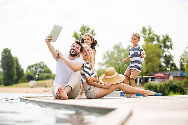 포토 JPG 주간 전신 서양인 외국인 모자 여자 남자 딸 행복 아들 어린이 여행 가족 엄마 가족여행 서기 미소 사람 앉기 소녀 소년 여러명 20대 성인 야외 앞모습 옆모습 10대 30대 부모 태블릿 선글라스 달리기 걷기 화목 자녀 가족라이프 아빠 셀프카메라 즐거움 체코 단체사진 국내포토 자연요소 라이프스타일 잡화 감정 유럽 안경 뷰포인트 다수 컨셉 관계 모션 청소년 표정 인종 청년 장년 전자제품 스마트기기 사진촬영 기념사진 파일형식