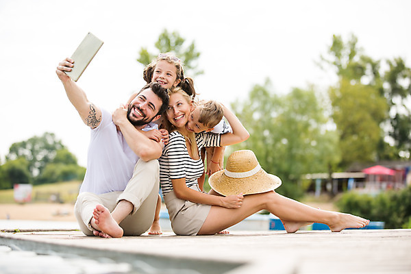 포토 JPG 주간 전신 서양인 외국인 모자 여자 남자 딸 행복 아들 어린이 여행 가족 안기 엄마 가족여행 사람 소녀 소년 여러명 20대 성인 야외 앞모습 옆모습 10대 30대 부모 태블릿 선글라스 화목 자녀 잡기 가족라이프 아빠 셀프카메라 즐거움 체코 단체사진 국내포토 자연요소 라이프스타일 잡화 감정 유럽 안경 뷰포인트 다수 컨셉 관계 모션 청소년 인종 청년 장년 전자제품 스마트기기 사진촬영 기념사진 파일형식