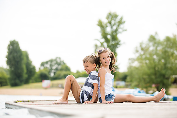 포토 JPG 주간 전신 서양인 외국인 여자 남자 딸 아들 어린이 여행 가족 가족여행 남매 미소 사람 앉기 소녀 소년 야외 두명 옆모습 10대 기댐 화목 등맞대기 가족라이프 즐거움 체코 다리펴기 어린이만 국내포토 자연요소 라이프스타일 감정 유럽 뷰포인트 컨셉 관계 모션 청소년 표정 인종 파일형식