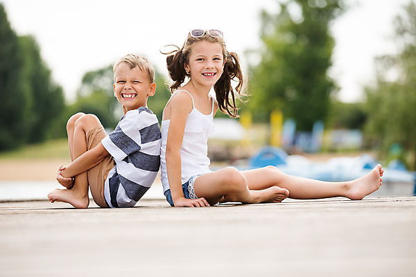 포토 JPG 주간 전신 서양인 외국인 여자 남자 딸 아들 어린이 여행 가족 가족여행 남매 미소 사람 앉기 소녀 소년 야외 두명 옆모습 10대 기댐 화목 등맞대기 가족라이프 즐거움 체코 다리펴기 어린이만 국내포토 자연요소 라이프스타일 감정 유럽 뷰포인트 컨셉 관계 모션 청소년 표정 인종 파일형식